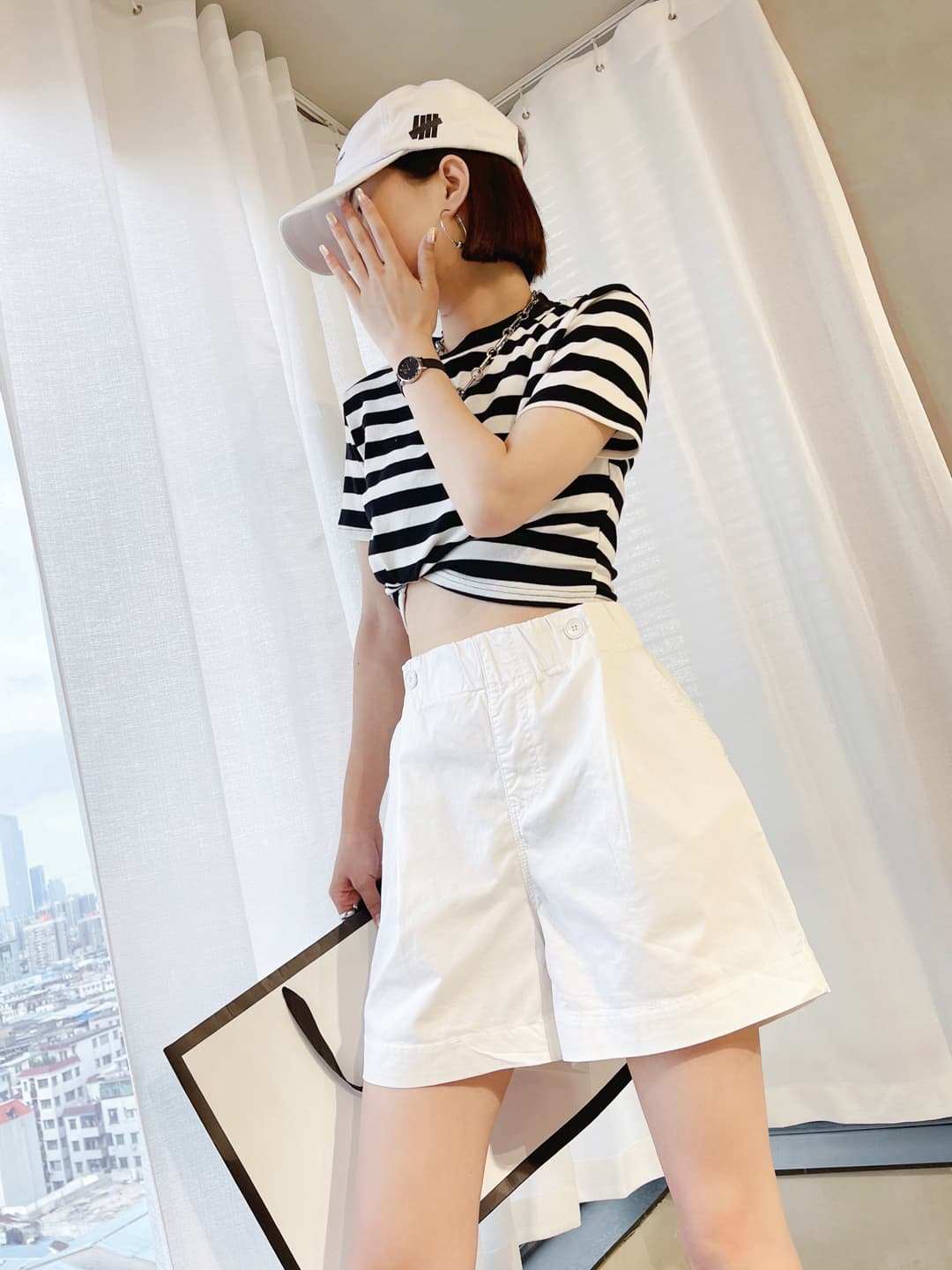 白コーデ ゆったりシルエット 夏向け ショートパンツ