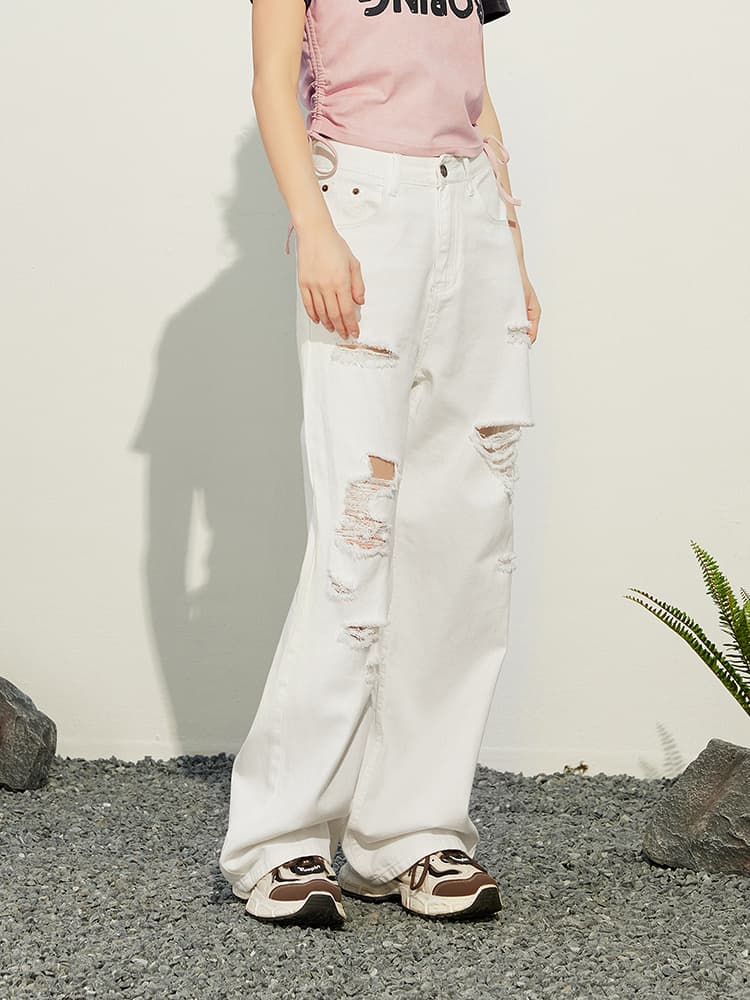 白コーデ ダメージ加工ワイドデニムパンツ