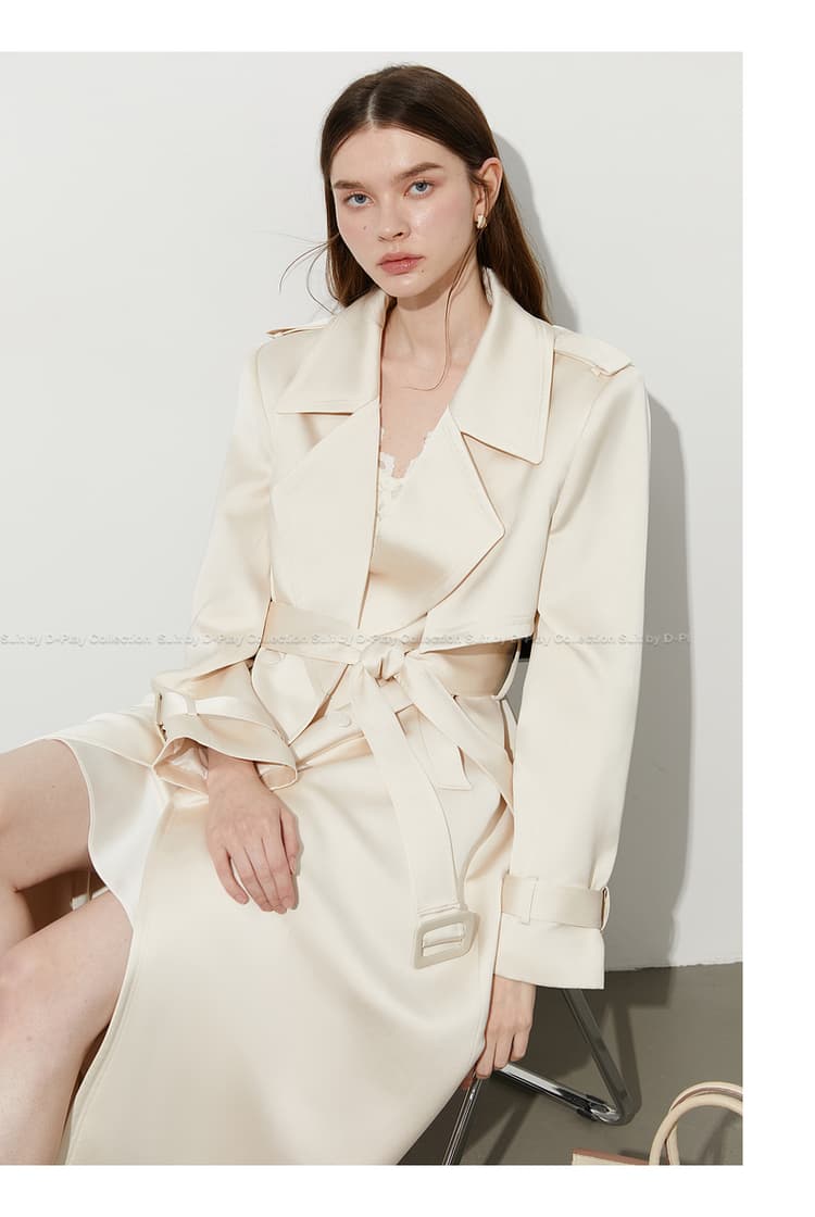 白コーデ 上品シルエットトレンチコート