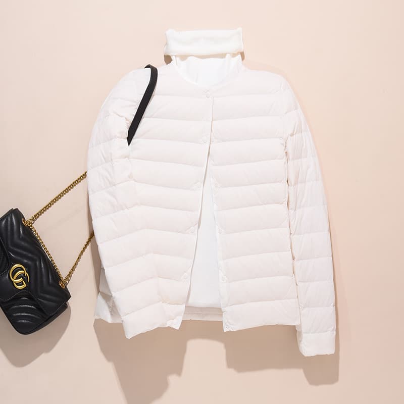 白コーデ ふんわり軽量ダウンジャケット