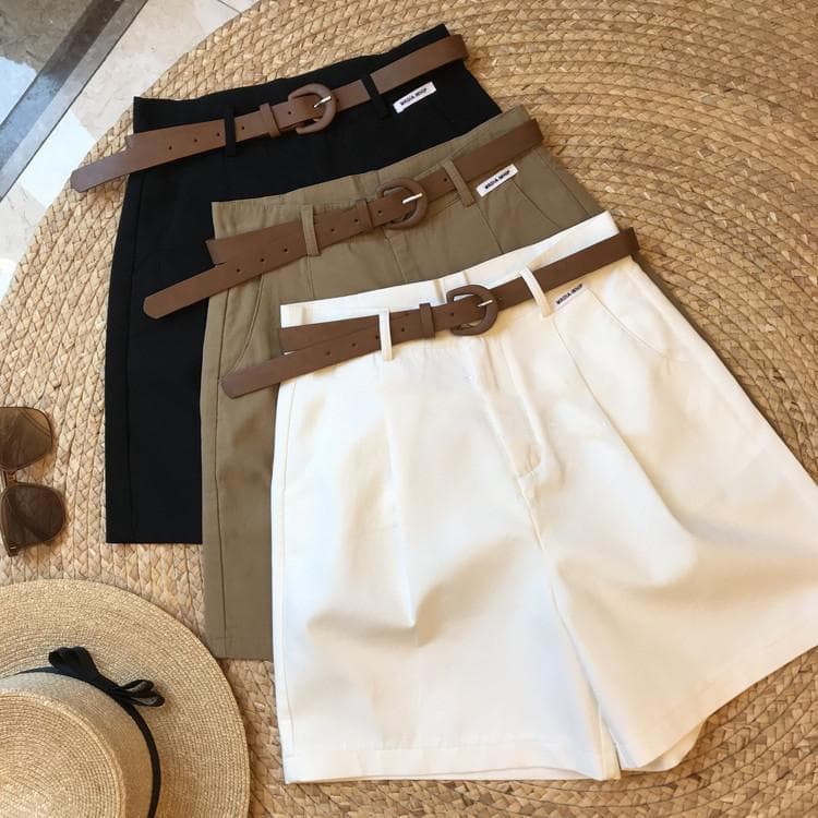 白コーデ ベルト付きプリーツショートパンツ