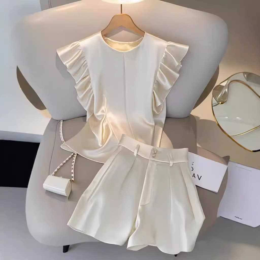 白コーデ フリル袖トップスとプリーツショートパンツセット