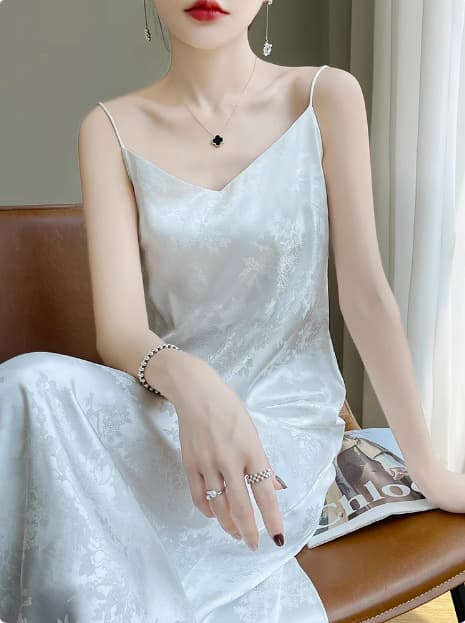 白コーデ 白コーデ 華やか花柄キャミワンピース