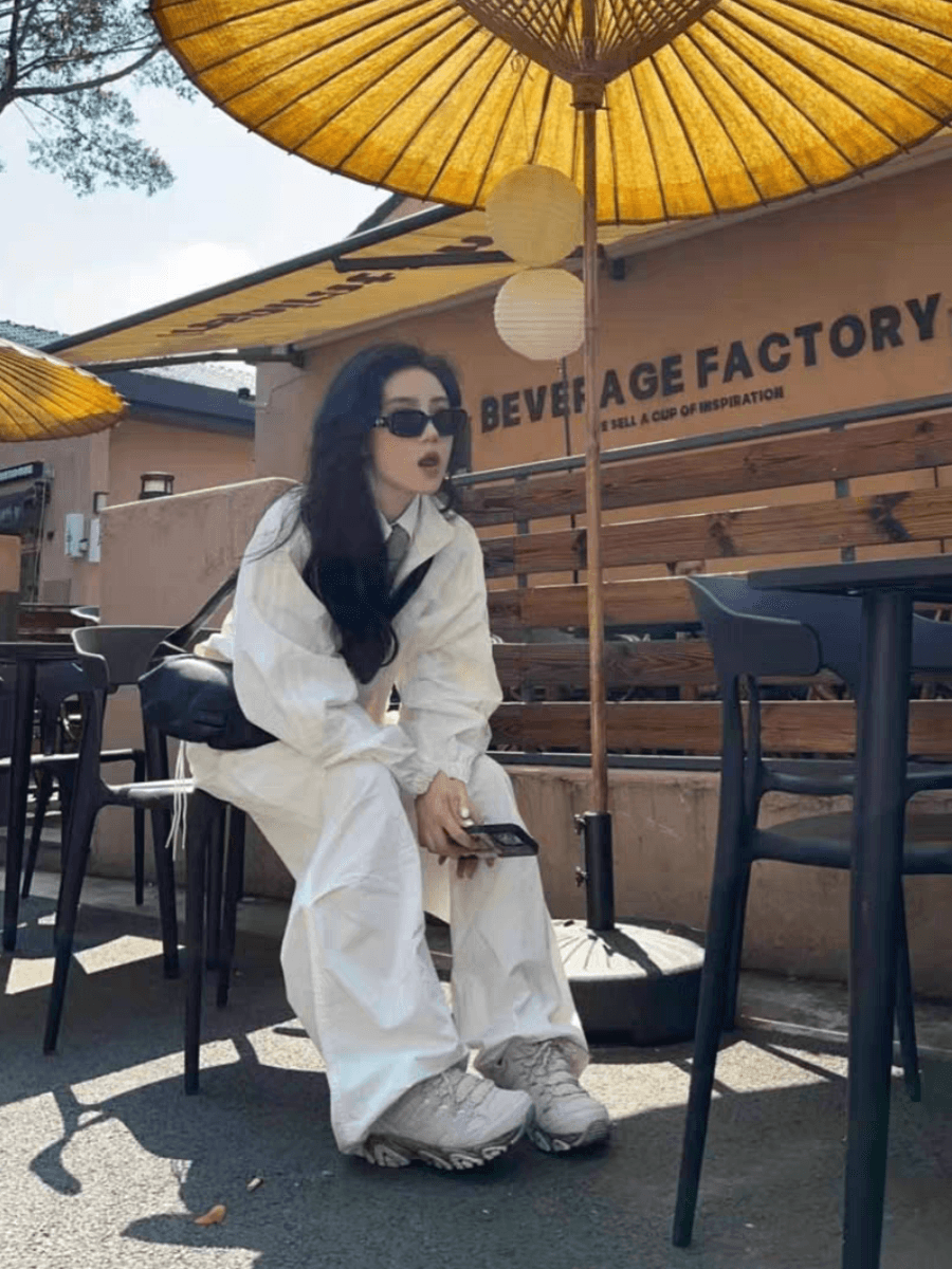 白コーデ ゆったりシルエットワイドパンツ