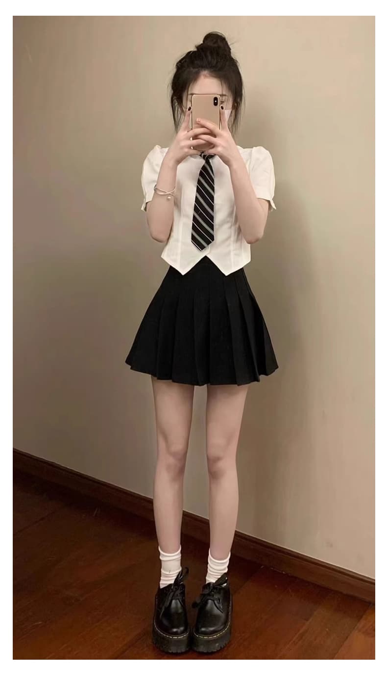 白コーデ 清楚な制服風セットアップ