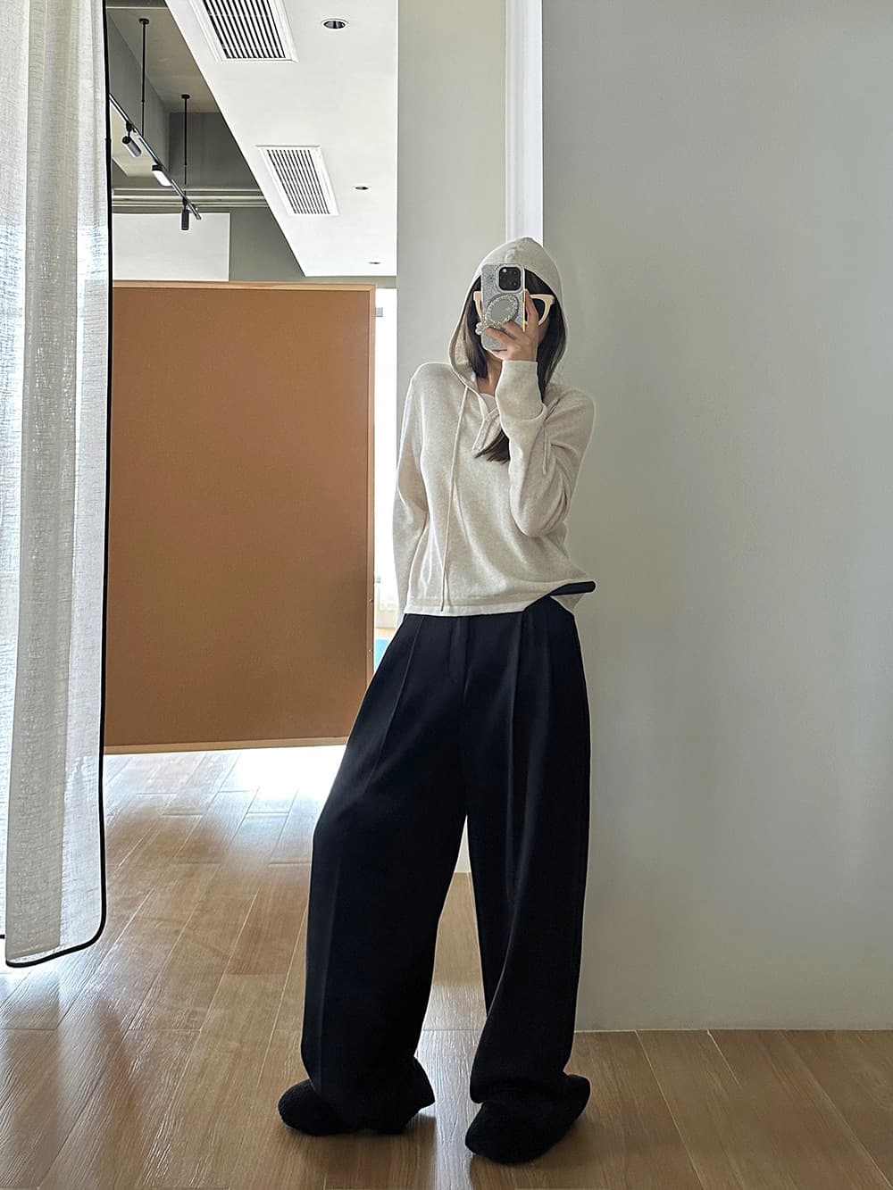 白コーデ 三つボタン付きパーカーニット