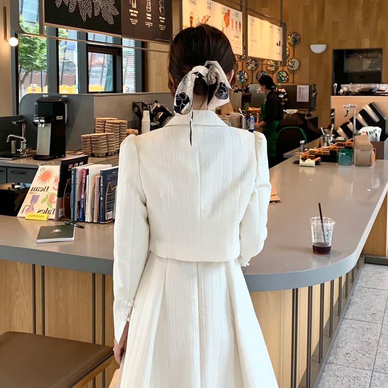 白コーデ 上品な縦リブニット素材のフレアロングスカート