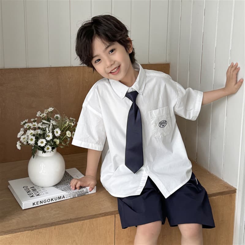 白コーデ 清潔感あふれる学院風半袖シャツ