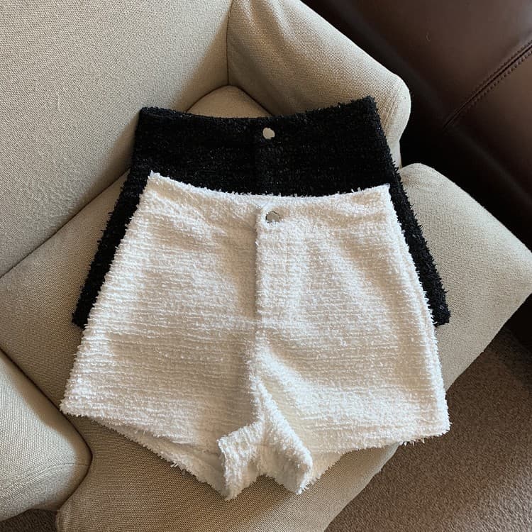 白コーデ もこもこ素材のショートパンツ