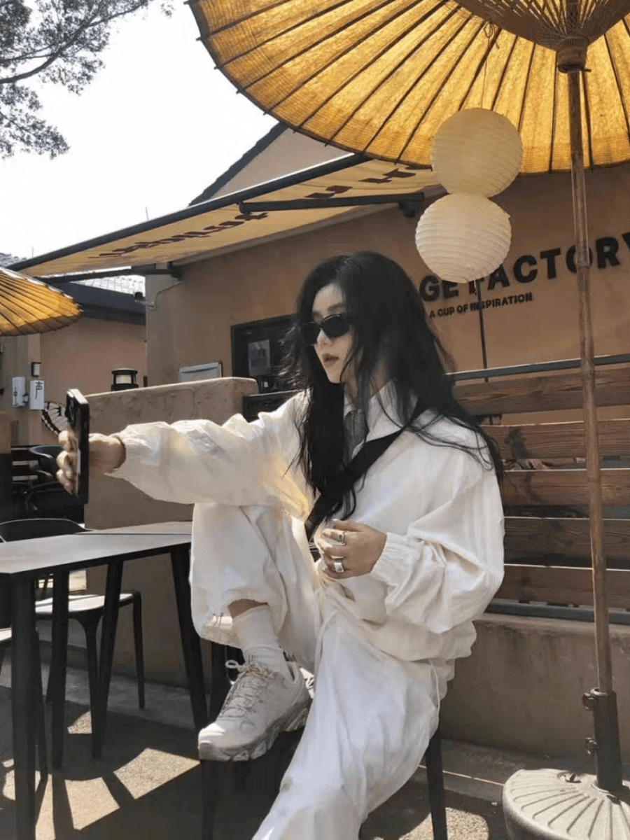 白コーデ ゆったりシルエットワイドパンツ