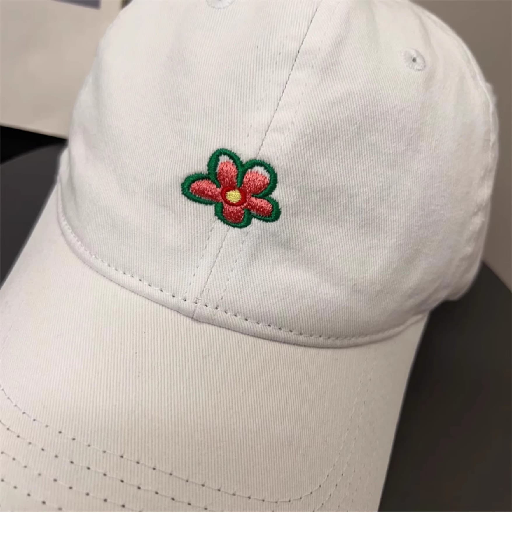 白コーデ 小花刺繍入りカジュアル帽子