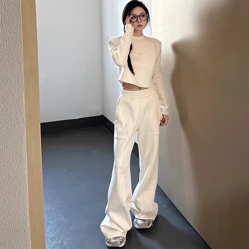 白コーデ すっきりシルエット長袖クロップド丈カットソー