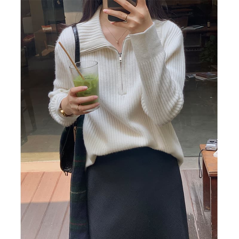白コーデ リブ編みハーフジップタートルネックニット