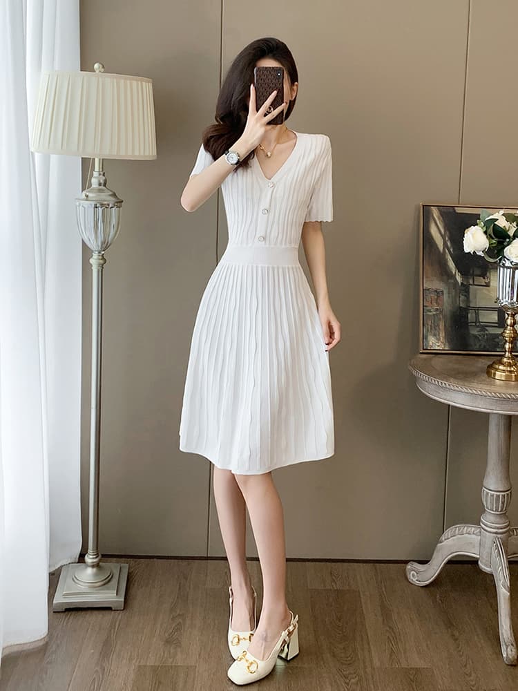 白コーデ 優美プリーツニットワンピース