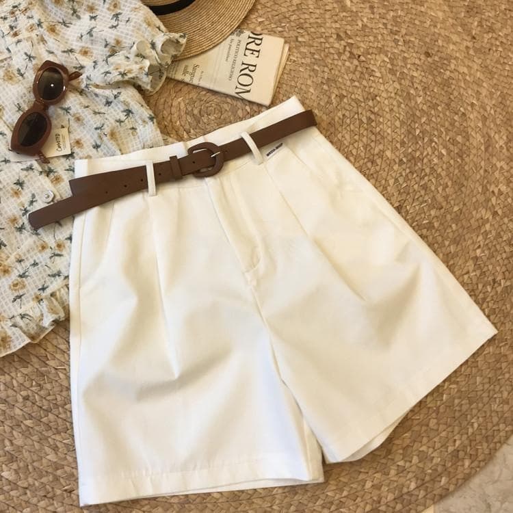 白コーデ ベルト付きプリーツショートパンツ