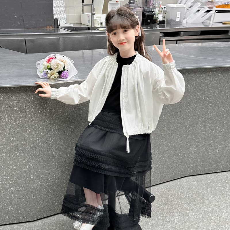 白コーデ ふんわりギャザーブルゾン
