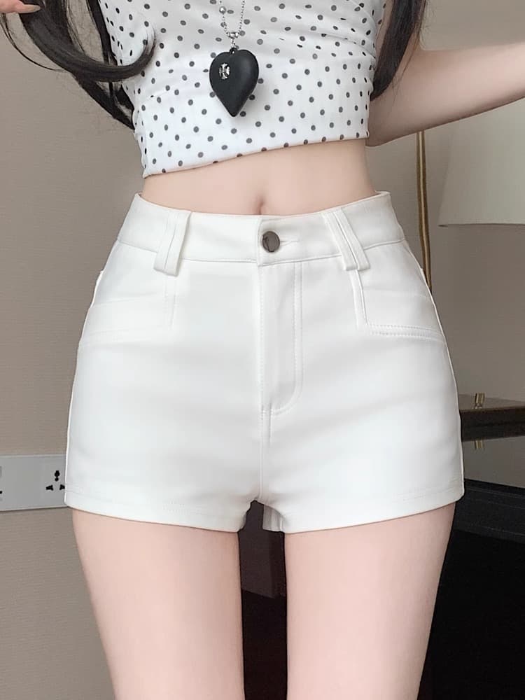 白コーデ シンプル高腰ショートパンツ