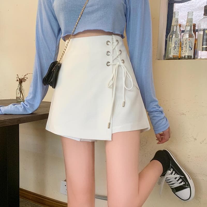 白コーデ 編み上げデザイン巻きスカート風ショートパンツ