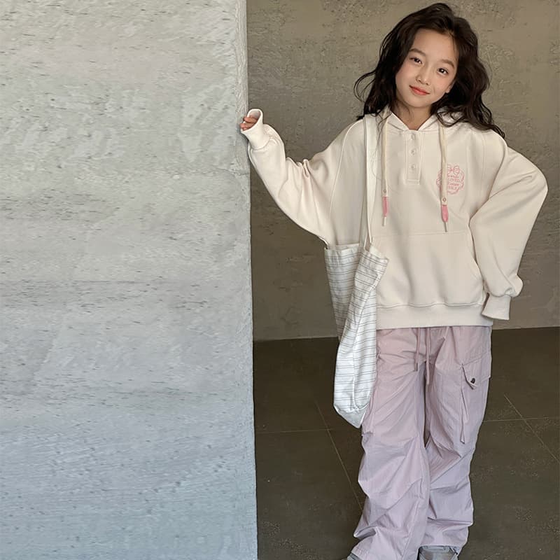 白コーデ ゆったりシルエット フード付きプルオーバー