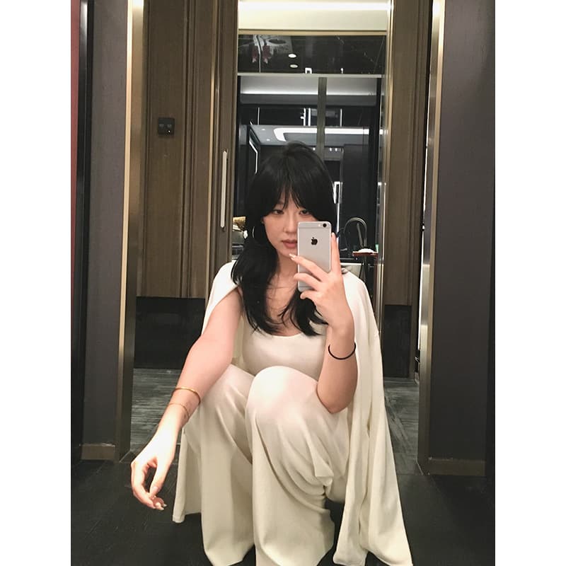 白コーデ 優美なドレープ感の上質パンツスーツ