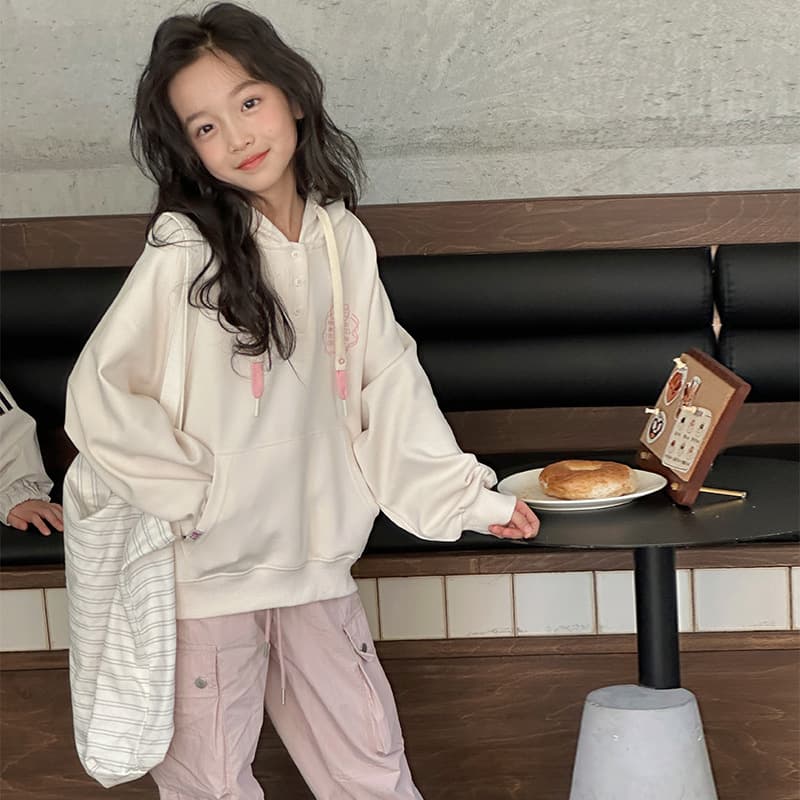 白コーデ ゆったりシルエット フード付きプルオーバー