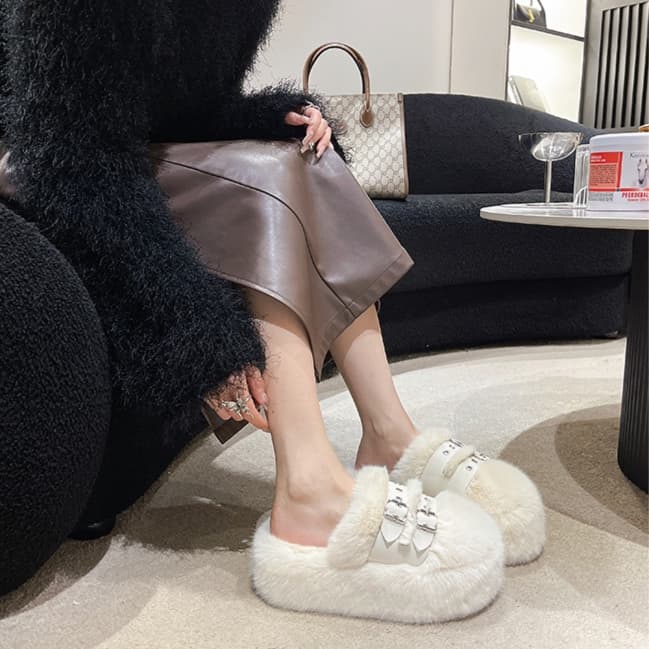 白コーデ ふわふわバックル付きスリッパ