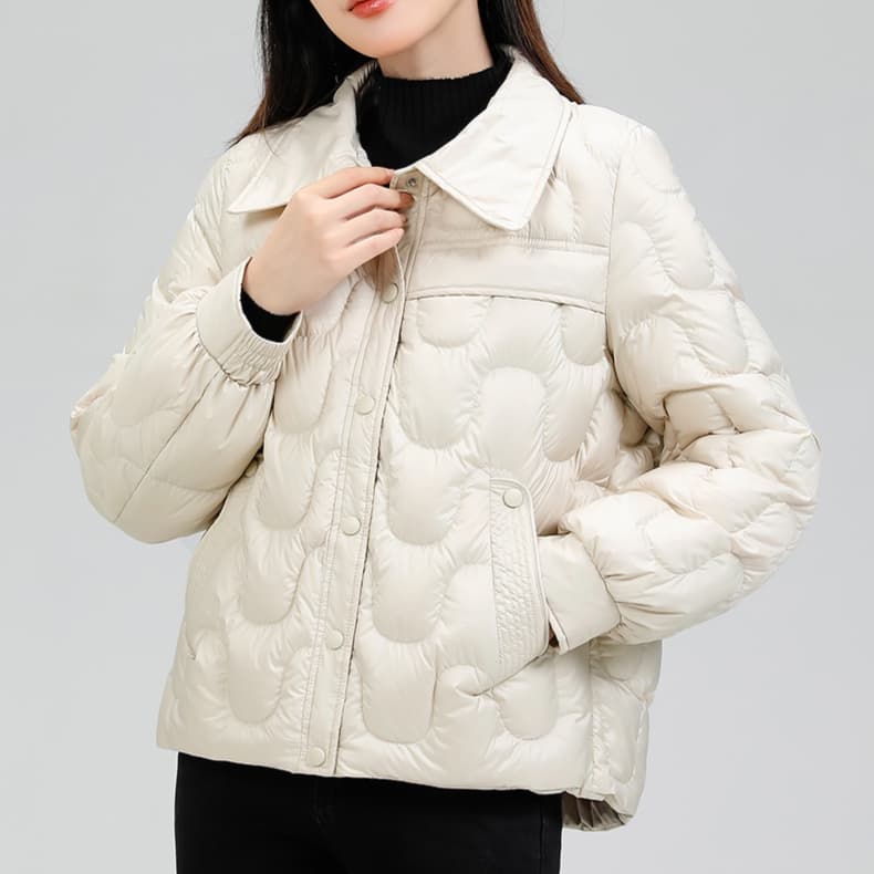白コーデ 花びら模様キルティングショートジャケット