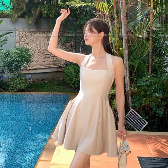 白コーデ 優美なホルターネックフレアワンピース