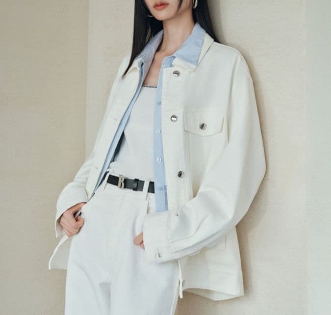 白コーデ 洗練された大人の重ね着ジャケット