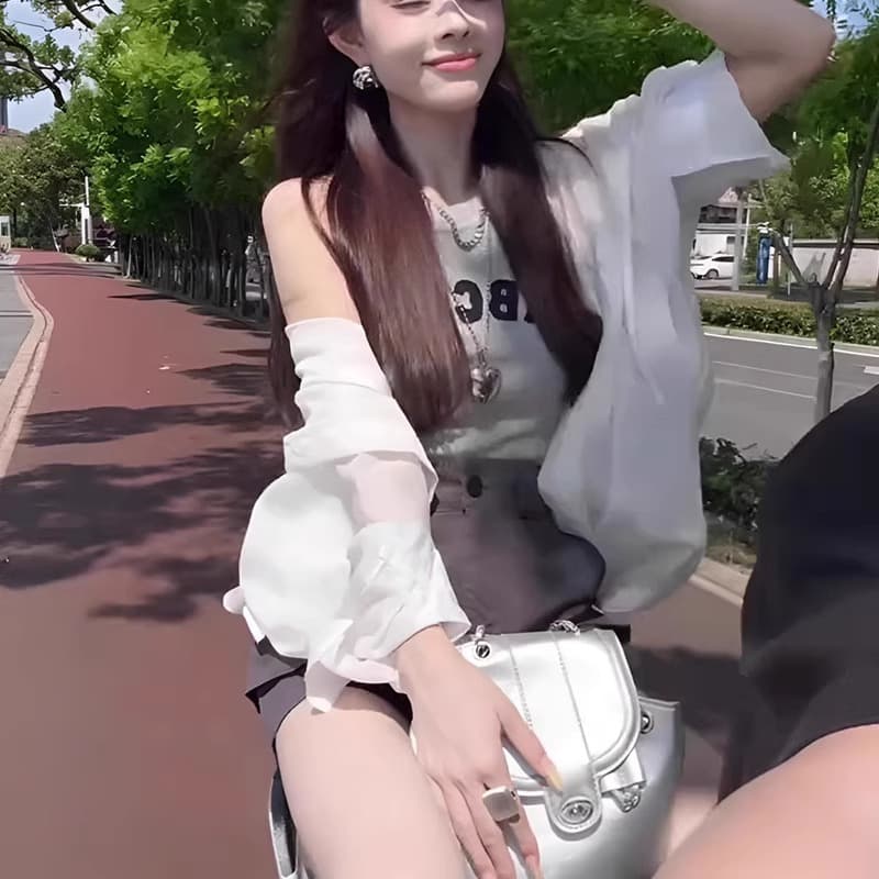 白コーデ 透明感シアーパーカー