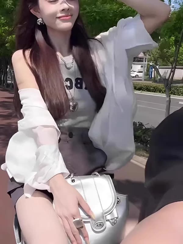白コーデ 透明感シアーパーカー