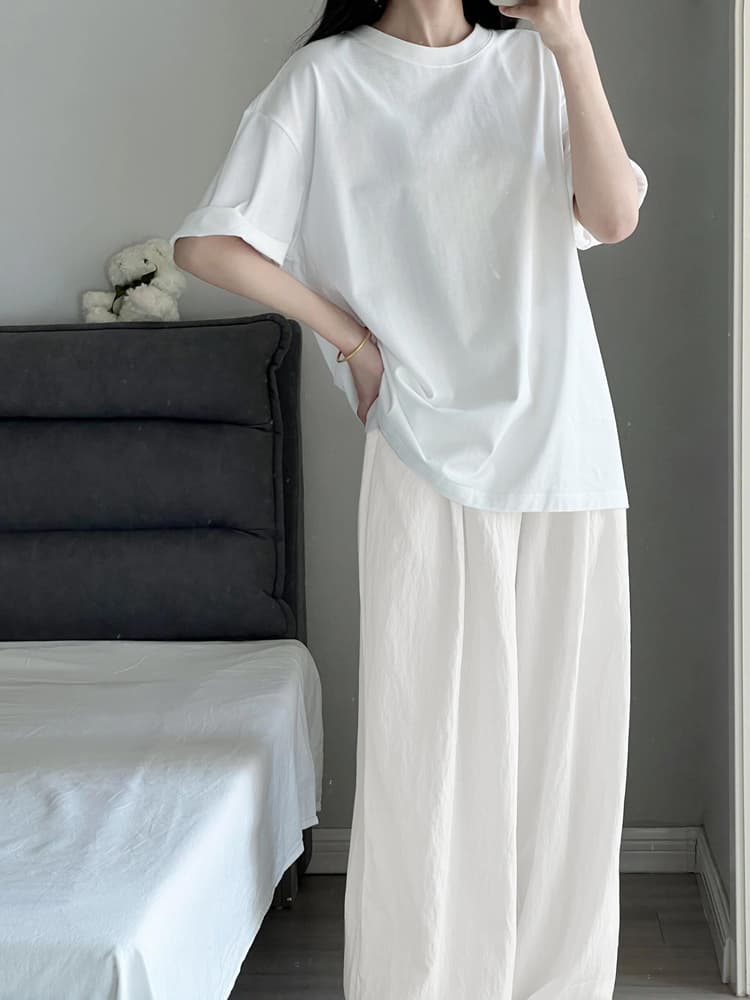 白コーデ ゆったりワイドシルエットパンツ