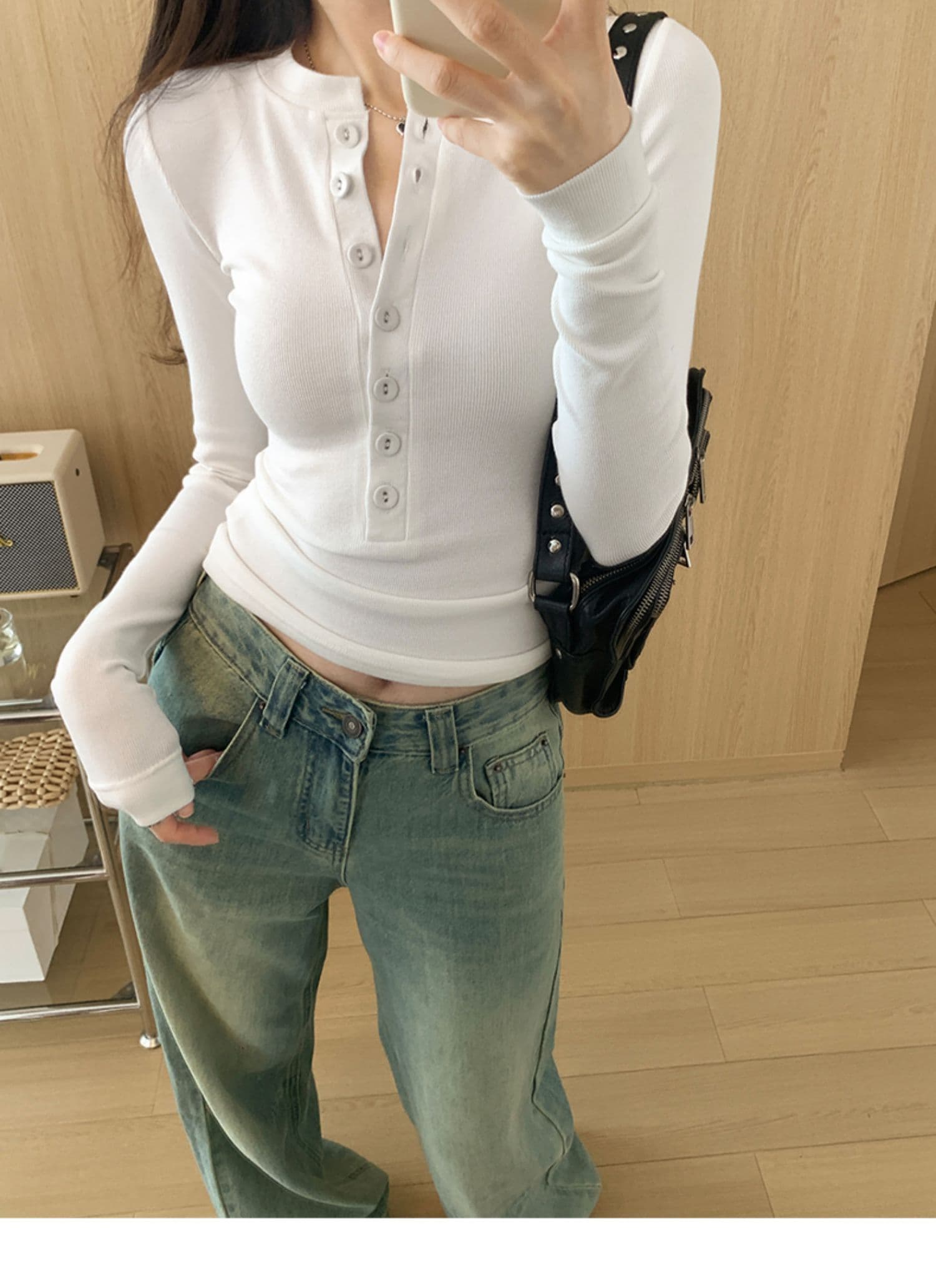 白コーデ すっきりリブ編み ボタンデザイン トップス