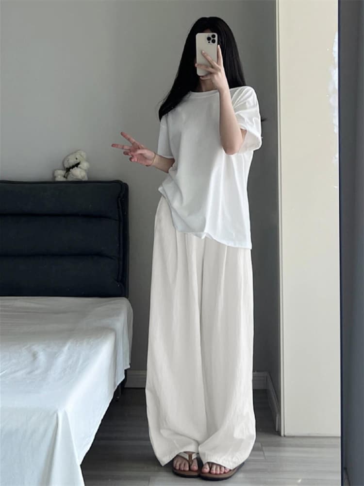 白コーデ ゆったりワイドシルエットパンツ